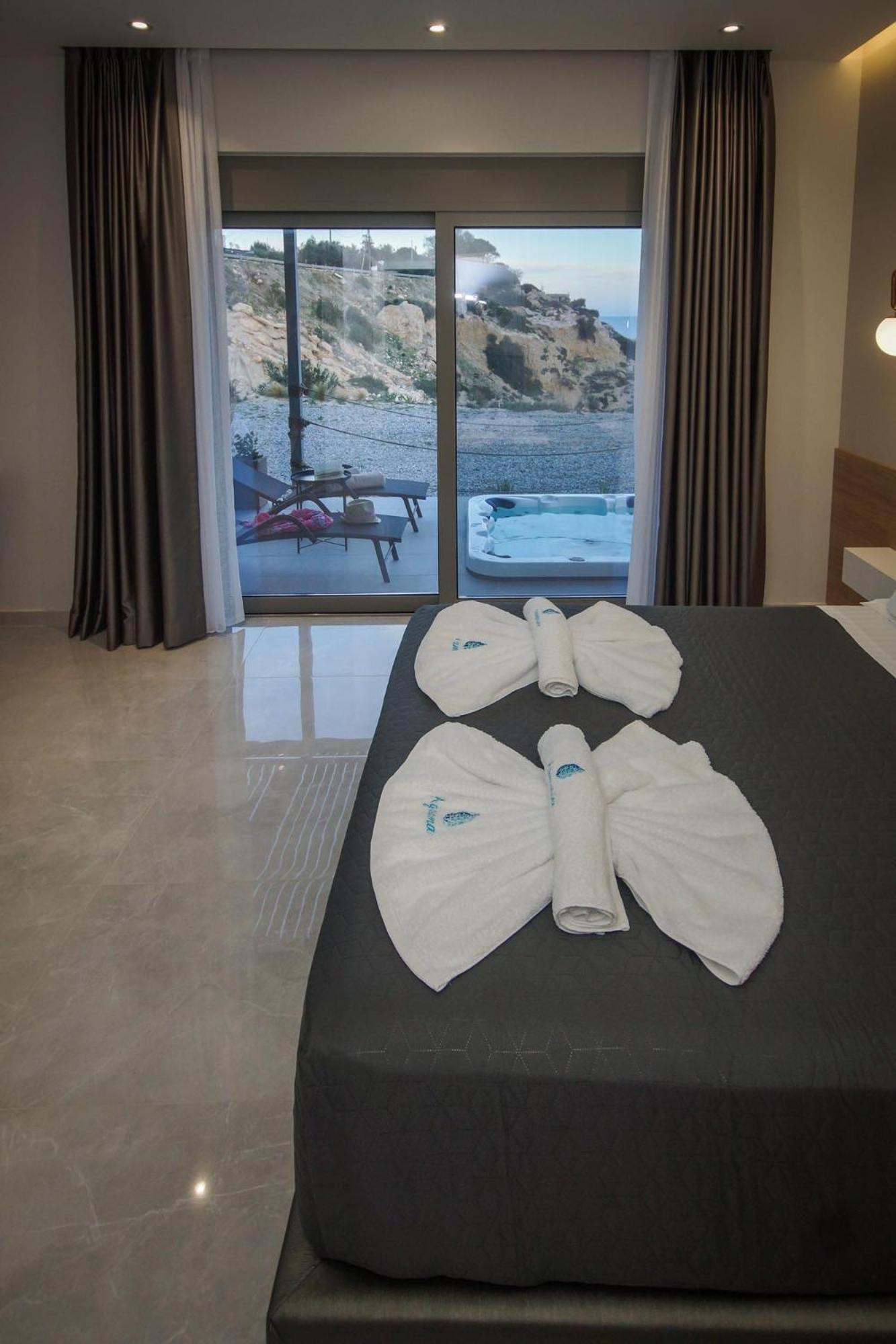 Aquamarine Luxury Suites อาร์คานเยโลส ภายนอก รูปภาพ